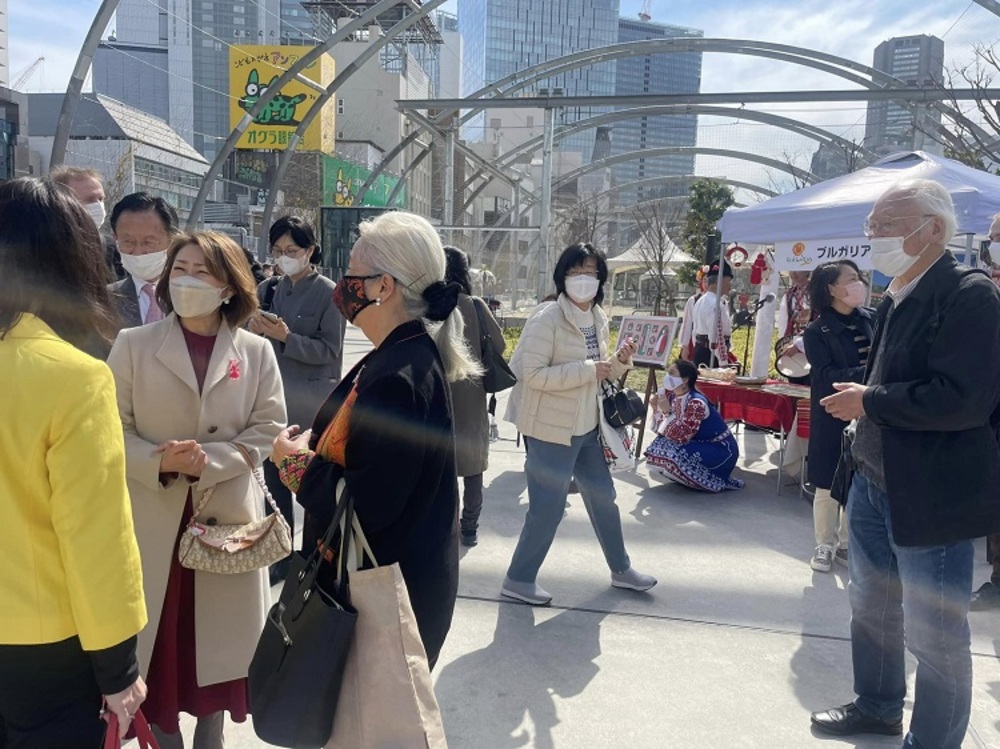 Hundreds of Japanese Welcome Spring with Traditional Bulgarian Martenitsa