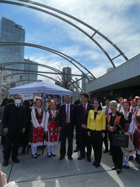 Посолство на Република България в Япония: Стотици японци днес се окичиха с български мартеници в центъра на Токио.