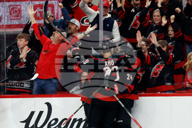 CORRECTION APTOPIX Flyers Hurricanes Hockey