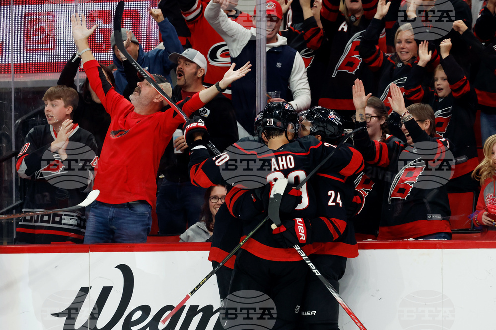 CORRECTION APTOPIX Flyers Hurricanes Hockey