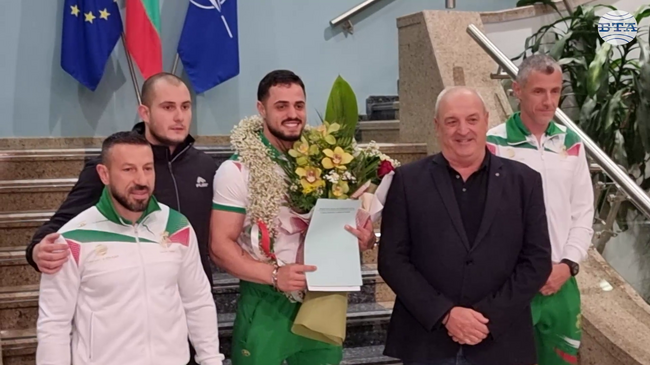 Световният шампион във вдигането на тежести Карлос Насар бе посрещнат като герой при прибирането си в България