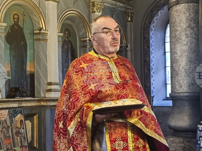 Щом удари камбаната, идвайте в църквата и разтваряйте сърцата си за Божието слово, призова миряните плевенският свещеник отец Йордан