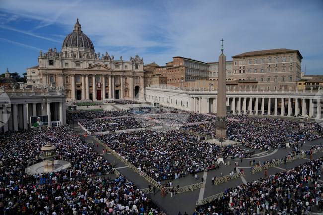 Богомолци и туристи са били потресени от позорна проява, извършена в базиликата "Свети Петър" във Ватикана посред бял ден, съобщават италиански медии