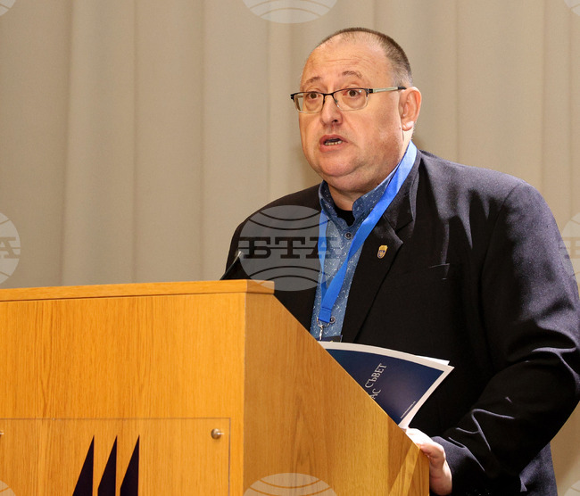 Децата трябва да са не потребители, а създатели на модерни устройства, смята председателят на Общинския съвет в Бургас