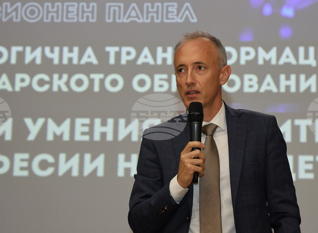 Министерството на образованието и науката ще инвестира в мрежата на школите по математика в страната, каза министър Красимир Вълчев