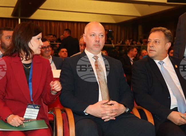 Неизразходваните средства от капиталовите разходи остават в общините, каза премиерът Росен Желязков в Албена 