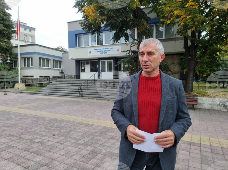 Множество сигнали за паднали дървета клони ламарини и оградни решетки