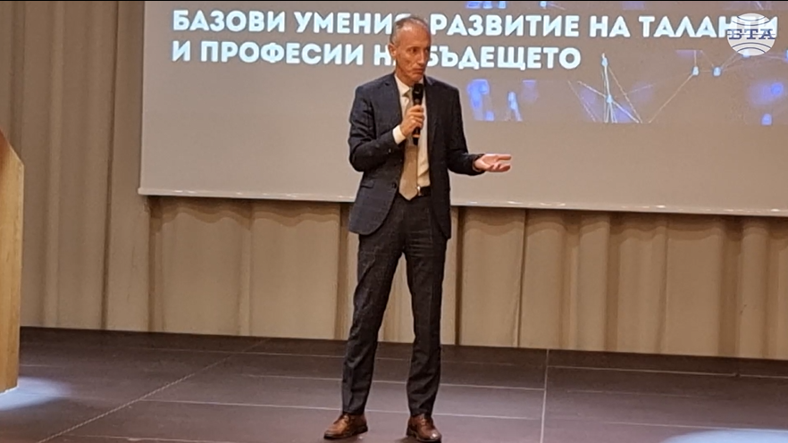 Министерството на образованието и науката ще инвестира в мрежата на школите по математика в страната, каза министър Красимир Вълчев