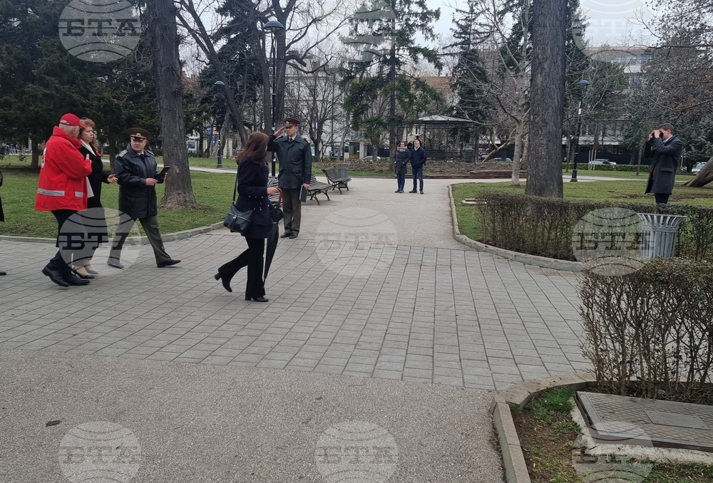 Граждани почетоха паметта на загиналите медици в Руско-турската освободителна война пред Докторския паметник в София