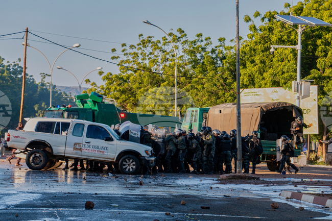 В Камерун задържаха опозиционни фигури преди обявяването на резултатите от президентските избор, най-малко четирима бяха застреляни