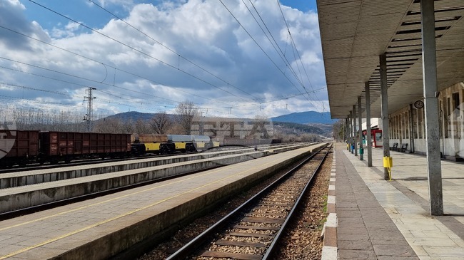 Бързият влак от Видин до София е отменен след гара Бели извор заради инцидента с 16-годишно момче, пътниците се превозват до Мездра с автобуси