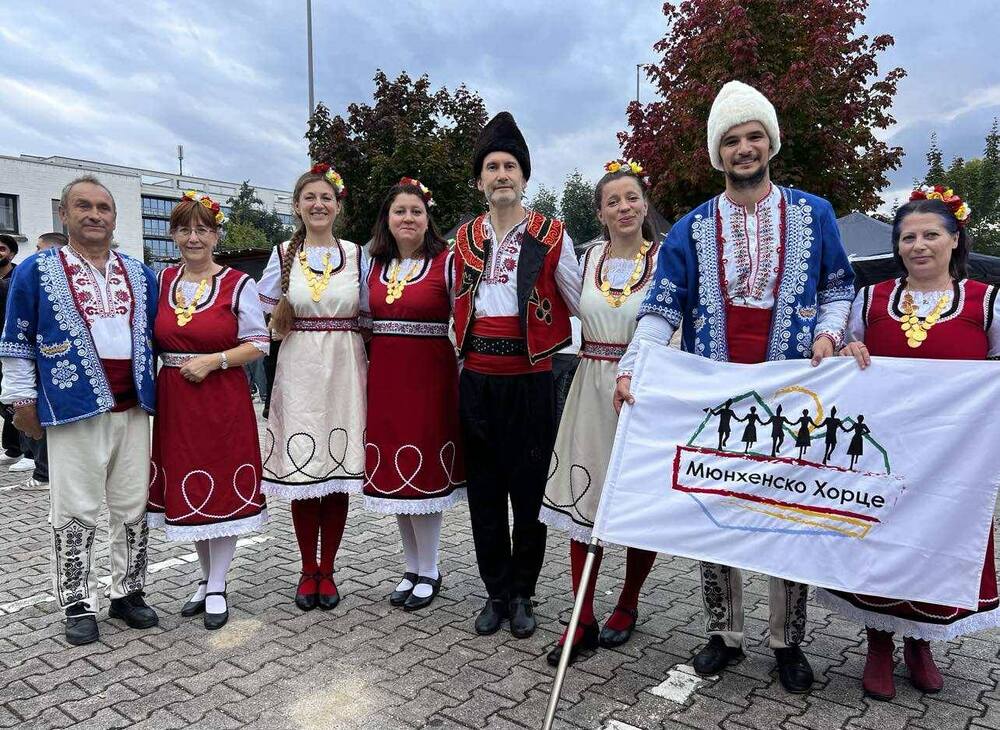 Фолклорен танцов клуб „Мюнхенско хорце“ в Мюнхен представи България в първия Международен фестивал на културите в град Розенхайм