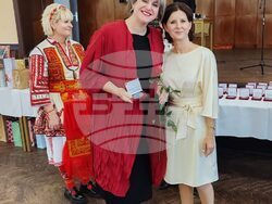 Председателят на Българския културен съюз в Словакия Деница Секуличка получава паметен медал, по време на отбелязването на 35-годишнината от създаването на Съюза на словаците от България. 