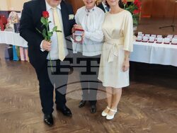 Посланикът на България в Братислава Васил Петков получава паметен медал, по време на отбелязването на 35-годишнината от създаването на Съюза на словаците от България.