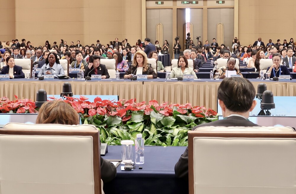 Дигиталният напредък не трябва да е нова бариера пред човешките права, заяви вицепрезидентът Илияна Йотова на Световна лидерска среща за жените