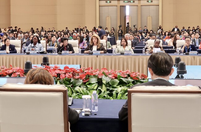 Дигиталният напредък не трябва да е нова бариера пред човешките права, заяви вицепрезидентът Илияна Йотова на Световна лидерска среща за жените