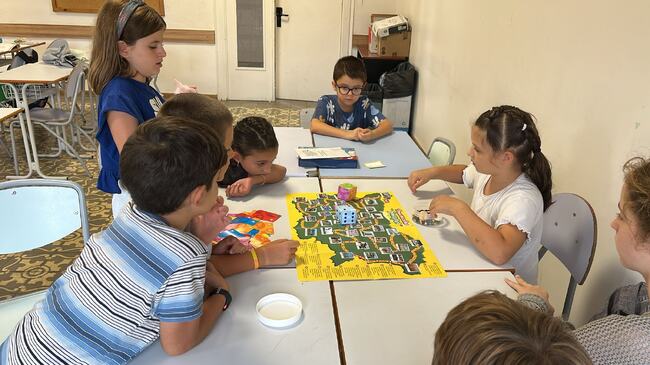 Първите занятия в Българското неделно училище „Св. св. Кирил и Методий“ в Барселона бяха организирани под мотото „Уча, зная и играя“