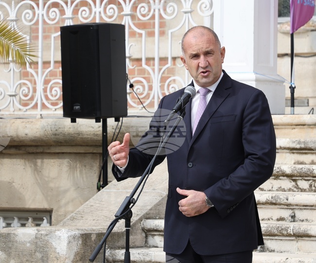 Резултатът от промените в службите е мачкане на неудобните и все по-яростни политически репресии, каза президентът Румен Радев