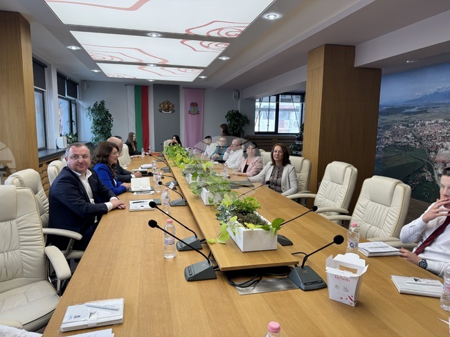 Граждани, местна власт и народни представители обсъдиха в Казанлък законодателни промени в сферата на транспорта и управлението на отпадъците