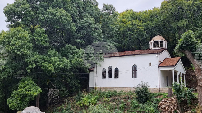 Търсят се доброволци за почистване на дворното пространство на манастир „Св. Петка“ в пернишкия квартал „Калкас“
