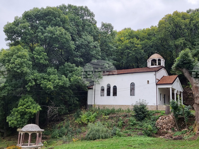 Търсят се доброволци за почистване на дворното пространство на манастир „Св. Петка“ в пернишкия квартал „Калкас“
