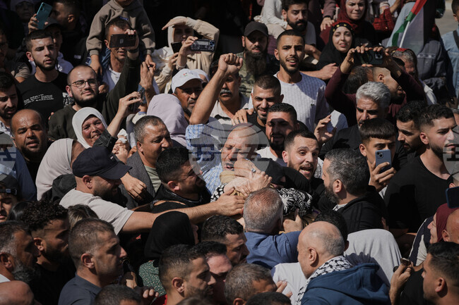 Ликуващи тълпи посрещнаха освободените от Израел палестински затворници в Рамала