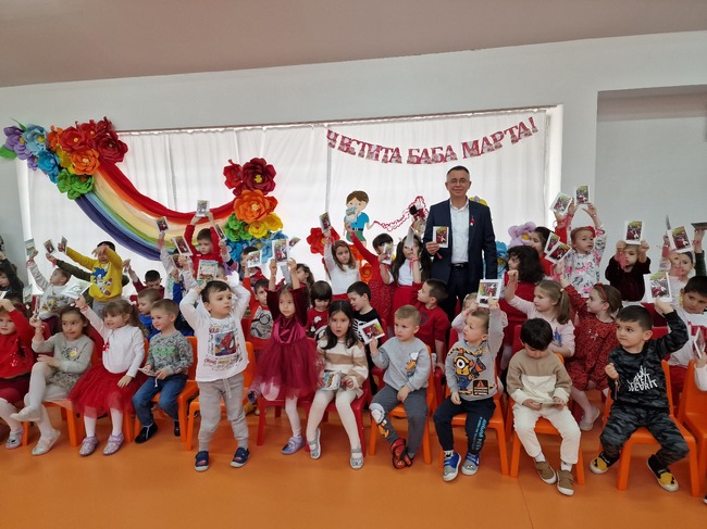 Община Кърджали: Кметът подари близо 3000 мартенички 