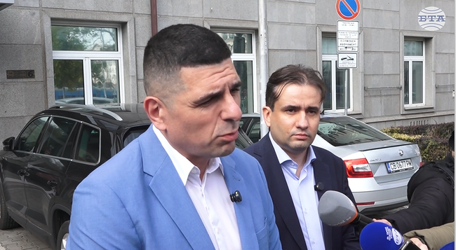 Съпредседателите на „Да, България“ отидоха в КПК да търсят отговори на подадени от тях сигнали за Делян Пеевски, но среща нямаше