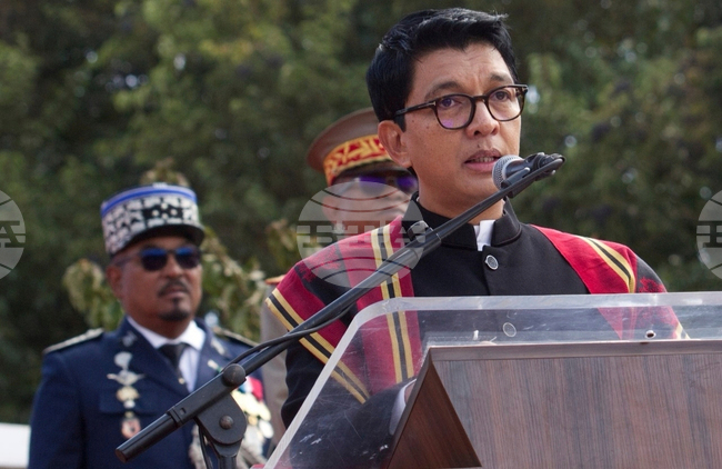 Президентът на Мадагаскар каза, че е на сигурно място, и призова да се спазва конституцията