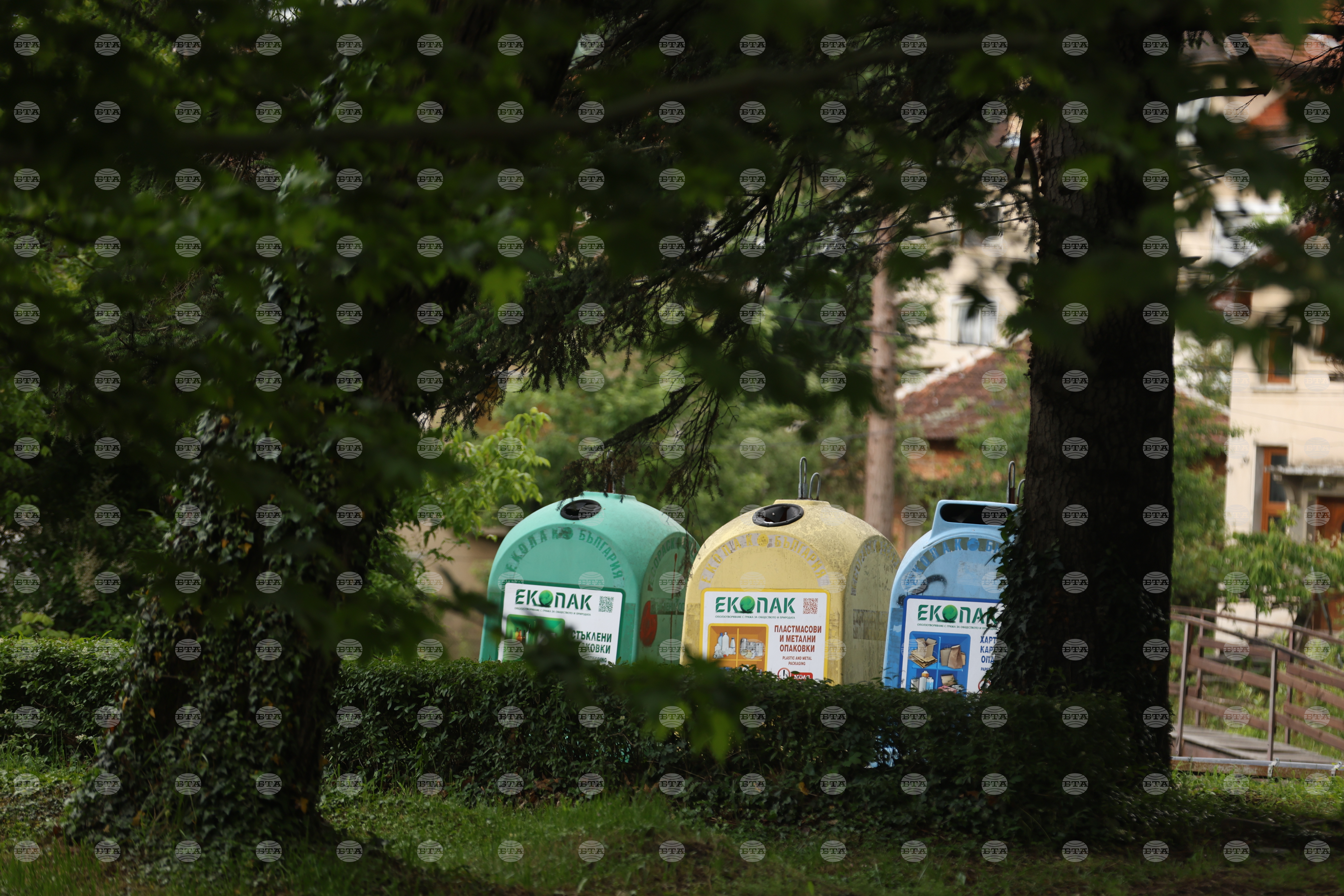 „Екобулпак“ възнамерява да спре да обслужва цветните контейнери за разделно събиране на отпадъци в 16 столични района, съобщиха от Столичната община