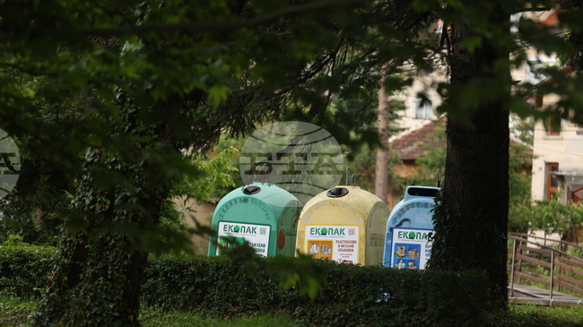 „Екобулпак“ възнамерява да спре да обслужва цветните контейнери за разделно събиране на отпадъци в 16 столични района, съобщиха от Столичната община