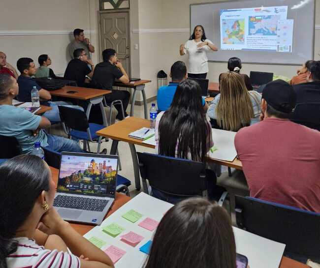 Дорис Дукова от Българо-колумбийската фондация „Алианса“ беше водещ на майсторски клас по Международна кооперация в Баранкиля, Колумбия