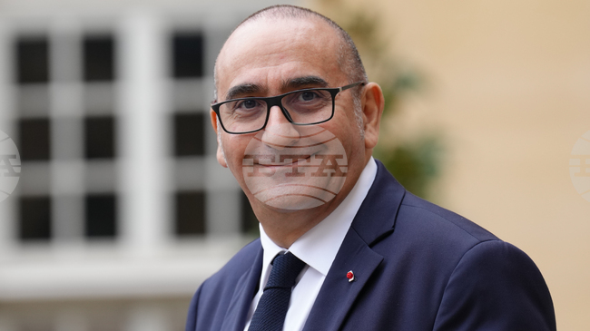 Френският вътрешен министър разкритикува твърдия подход в отношенията с Алжир