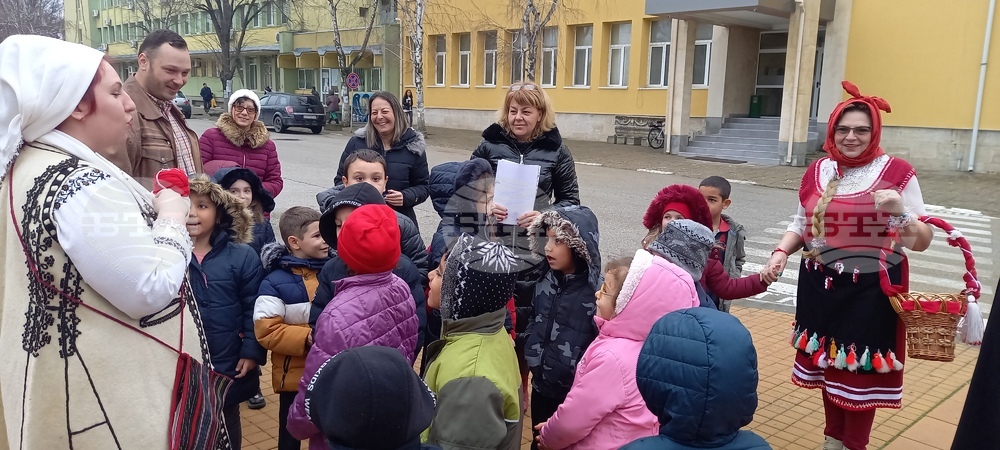 В община Гулянци всички деца в училища и детски градини получиха мартеници