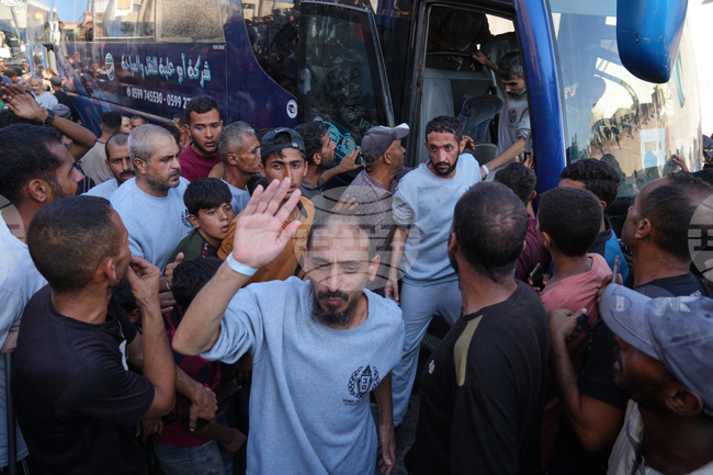 Израел освободи 1968 затворници като част от споразумението за примирие в Газа