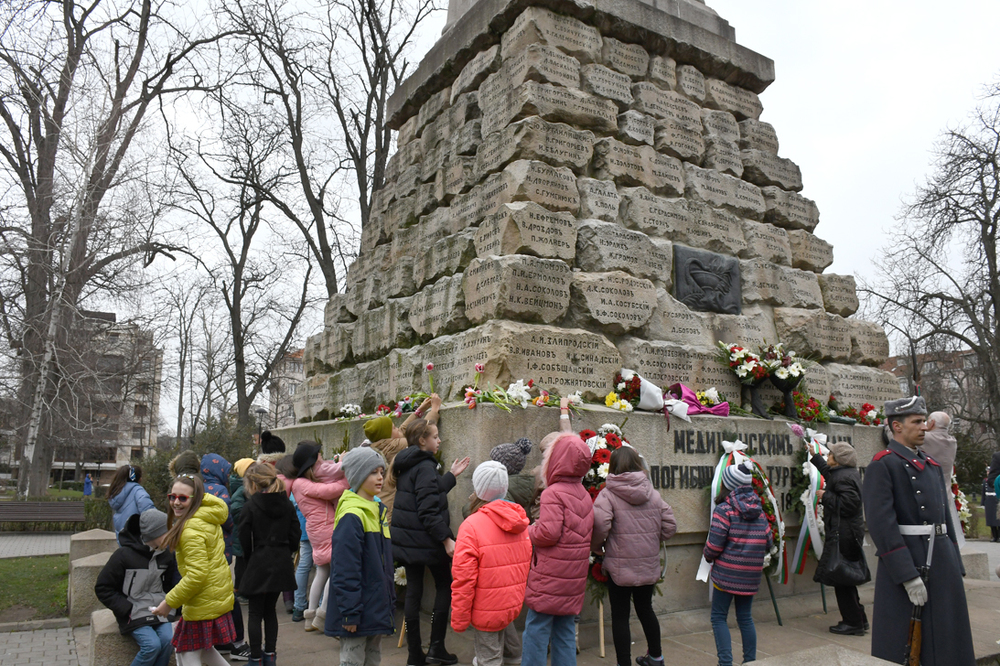 БЧК почете паметта на героите-медици