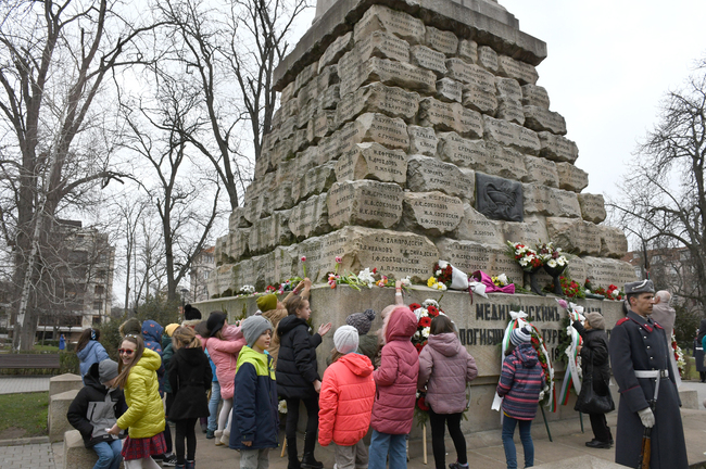 БЧК почете паметта на героите-медици