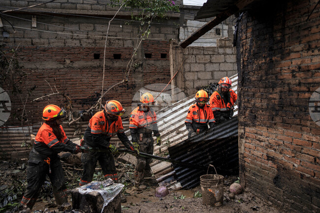 Жертвите от проливните дъждове в Мексико вече са 64