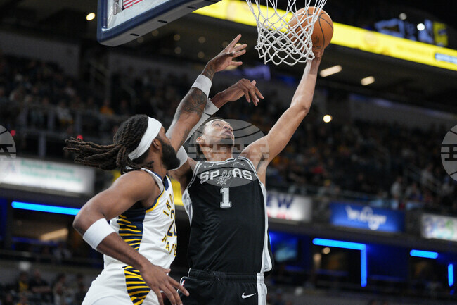 Виктор Уембаняма и Сан Антонио Спърс започнаха с победа предсезонните си мачове в НБА