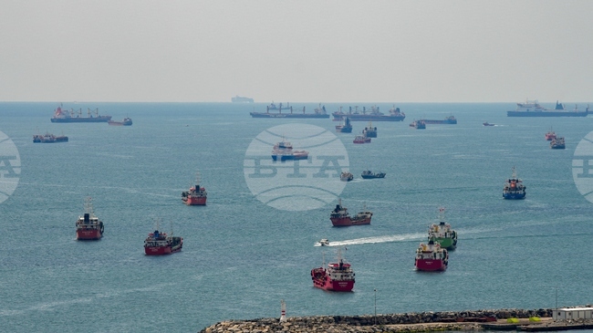 Преминаването на кораби през Босфора е временно спряно заради мъгла