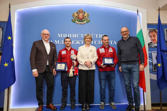 Министерство на младежта и спорта: Весела Лечева награди Алберт Попов и треньора му след успеха в Световната купа по ски