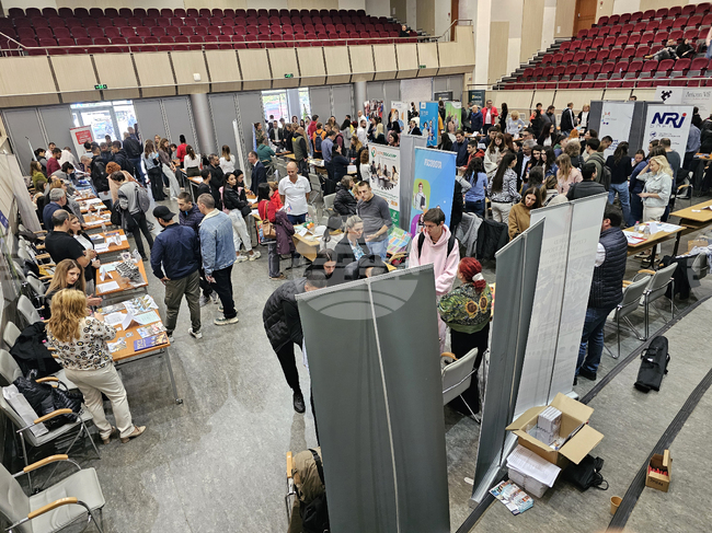 Над 200 младежи се срещнаха с работодатели на трудовата борса "Кариерни хоризонти" в Русенския университет 