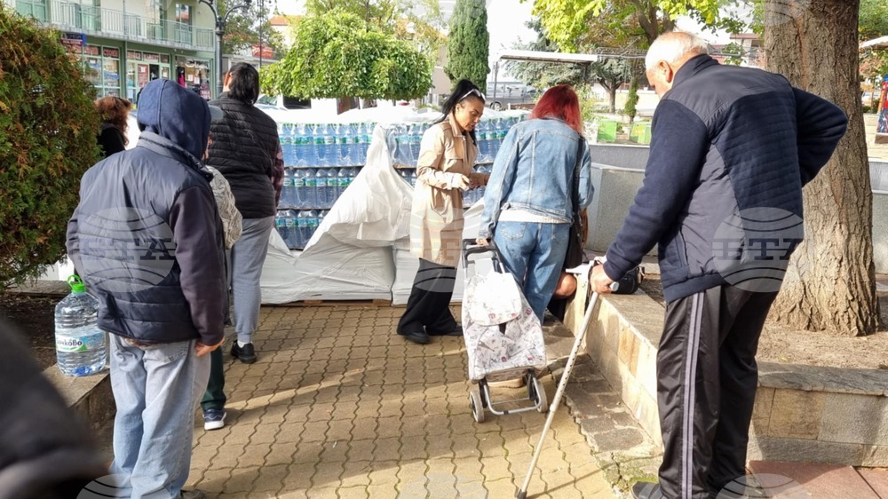 Свети Влас - безплатна вода - хуманитарна помощ