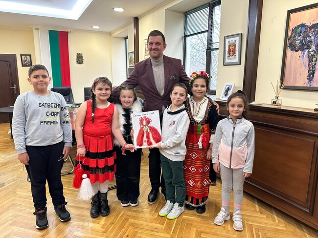 Община Хасково: Второкласници от ОУ "Шандор Петьофи" с изненада за кмета Станислав Дечев на Баба Марта