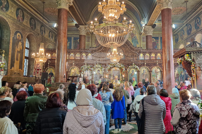Вярващи изпълниха църквата "Света Петка" в Пловдив, за да почетат храмовия й празник