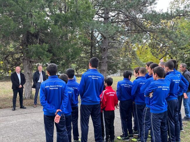 Министерство на образованието и науката: Министър Вълчев разговаря с учители и ученици в интерната във варненци