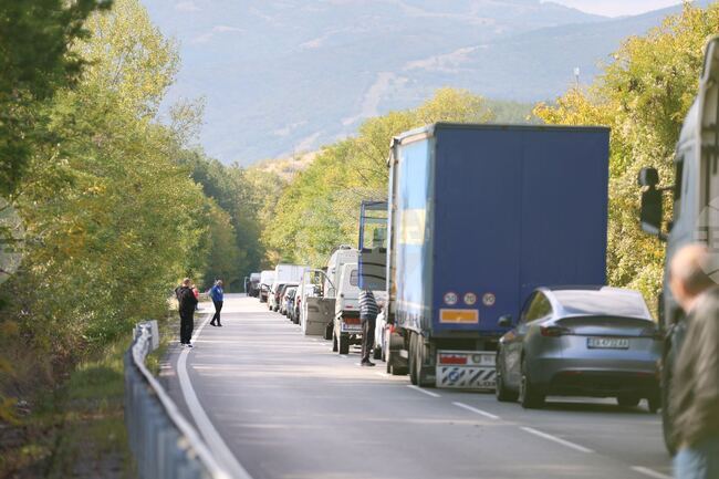 Заради катастрофа движението е затворено в двете посоки в района на Симитли по път II-19