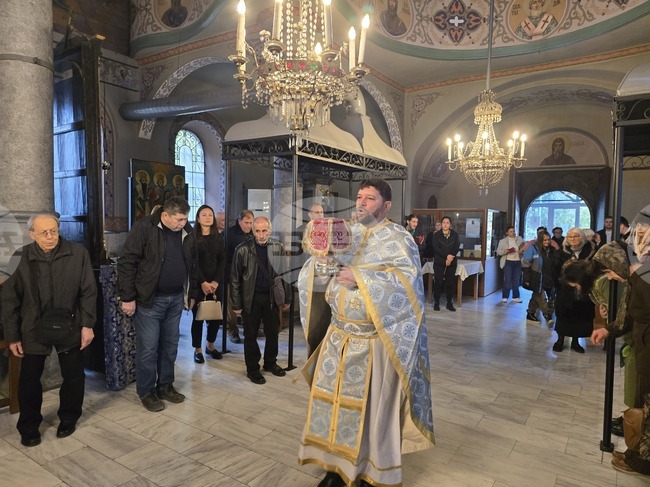 Храмовият празник на църквата „Света Параскева“ в Плевен бе отбелязан с тържествена света литургия и курбан