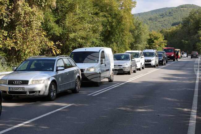 Жена е пострадала при катастрофа в района на Симитли между лек автомобил и микробус