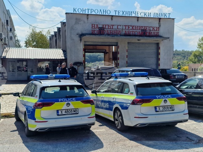Длъжностно лице от „Пътна полиция“ и негов помагач са задържани и обвинени в Хасково за взимане на подкуп